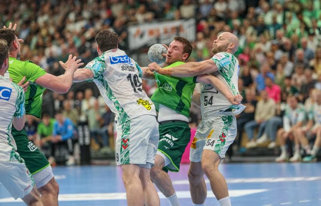 GER, Wetzlar, HSG Wetzlar vs SC Magdeburg, Daikin Handball-Bundesliga, Handball, HBL, Spielzeit 2025 2026, Buderus Arena Wetzlar, 34. Spieltag im Bild v.l.: Elvar Örn Jonsson (SC Magdeburg 19), Dominik Mappes (HSG Wetzlar 7), Oscar Bergendahl (SC Magdeburg 54) DFB DFL REGULATIONS PROHIBIT ANY USE OF PHOTOGRAPHS AS IMAGE SEQUENCES AND OR QUASI-VIDEO, 07.06.2026