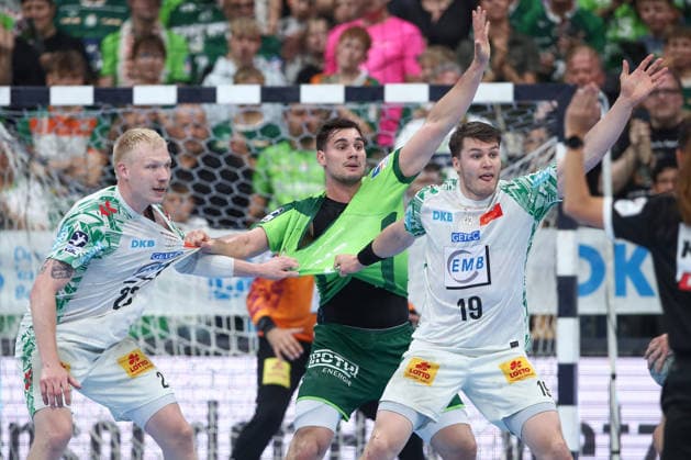 07.06.2026, xtgx, Handball, Daikin HBL, HSG Wetzlar - SC Magdeburg v.l. Magnus Saugstrup (Magdeburg, 23), Josip Simic (Wetzlar, 10), Elvar Orn Jonsson (Magdeburg, 19) Zweikampf, Duell, Kampf, tackle Wetzlar