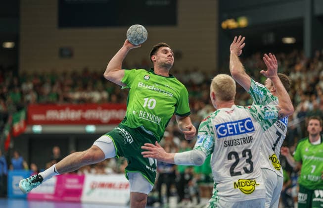 GER, Wetzlar, HSG Wetzlar vs SC Magdeburg, Daikin Handball-Bundesliga, Handball, HBL, Spielzeit 2025 2026, Buderus Arena Wetzlar, 34. Spieltag im Bild v.l.: Josip Simic (HSG Wetzlar 10), Magnus Saugstrup (SC Magdeburg 23) DFB DFL REGULATIONS PROHIBIT ANY USE OF PHOTOGRAPHS AS IMAGE SEQUENCES AND OR QUASI-VIDEO, 07.06.2026
