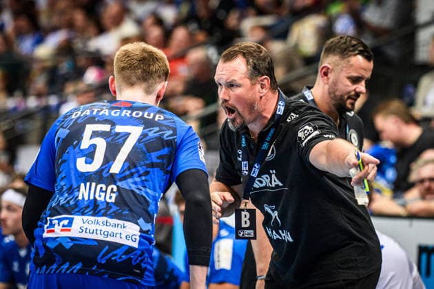Misha Kaufmann (TVB Stuttgart, Trainer) spricht mit Jakob Nigg (TVB Stuttgart, 57) GER, TVB Stuttgart - HC Erlangen, DAIKIN HBL, Handball, Bundesliga, 34. Spieltag, Spielzeit 2025 2026, 07.06.2026 GER, TVB Stuttgart - HC Erlangen, DAIKIN HBL, Handball, Bundesliga, 34. Spieltag, Spielzeit 2025 2026, 07.06.2026 Stuttgart