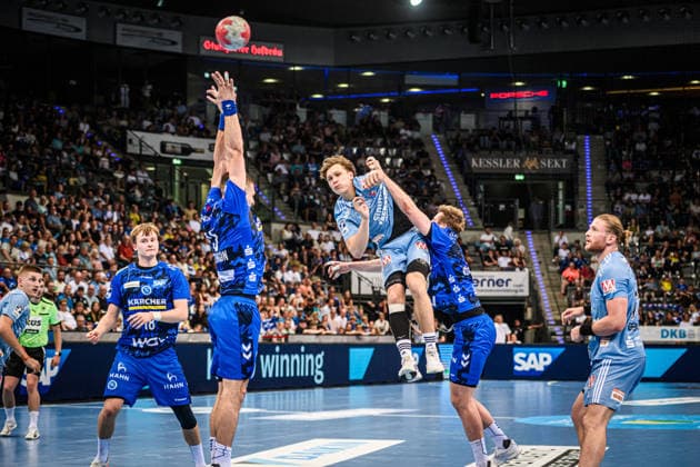 Maksim Lochman (HC Erlangen, 32) vs. Stuttgarter Block aus 15tvb, li und Samuel Roethlisberger (TVB Stuttgart, 17), re. GER, TVB Stuttgart - HC Erlangen, DAIKIN HBL, Handball, Bundesliga, 34. Spieltag, Spielzeit 2025 2026, 07.06.2026 GER, TVB Stuttgart - HC Erlangen, DAIKIN HBL, Handball, Bundesliga, 34. Spieltag, Spielzeit 2025 2026, 07.06.2026 Stuttgart