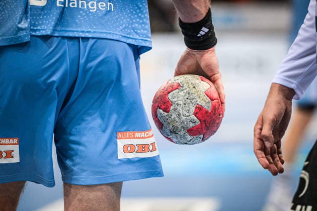Feature, Symbol Handball in Spielerhand Erlangen GER, TVB Stuttgart - HC Erlangen, DAIKIN HBL, Handball, Bundesliga, 34. Spieltag, Spielzeit 2025 2026, 07.06.2026 GER, TVB Stuttgart - HC Erlangen, DAIKIN HBL, Handball, Bundesliga, 34. Spieltag, Spielzeit 2025 2026, 07.06.2026 Stuttgart