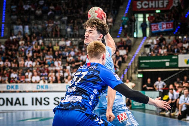Lucca Bialowas (HC Erlangen, 95) vs. Jakob Nigg (TVB Stuttgart, 57) GER, TVB Stuttgart - HC Erlangen, DAIKIN HBL, Handball, Bundesliga, 34. Spieltag, Spielzeit 2025 2026, 07.06.2026 GER, TVB Stuttgart - HC Erlangen, DAIKIN HBL, Handball, Bundesliga, 34. Spieltag, Spielzeit 2025 2026, 07.06.2026 Stuttgart