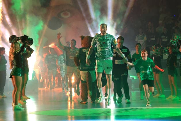 DEU, DHB, 1.HBL, Fuechse Berlin vs. Flensburger-Handewitt, 07.06.2026, Max-Schmeling-Halle, Berlin, DEU, DHB, 1.HBL, Fuechse Berlin vs. Flensburger-Handewitt, im Bild Fuechse-Spielerkreis, Max Darj (Fuechse Berlin 5)
