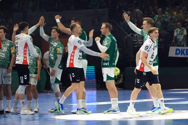 DEU, DHB, 1.HBL, Fuechse Berlin vs. Flensburger-Handewitt, 07.06.2026, Max-Schmeling-Halle, Berlin, DEU, DHB, 1.HBL, Fuechse Berlin vs. Flensburger-Handewitt, im Bild Fuechse-Spielerkreis, Flensburger-Spielerkreis, Mathias Gidsel (Fuechse Berlin 19)
