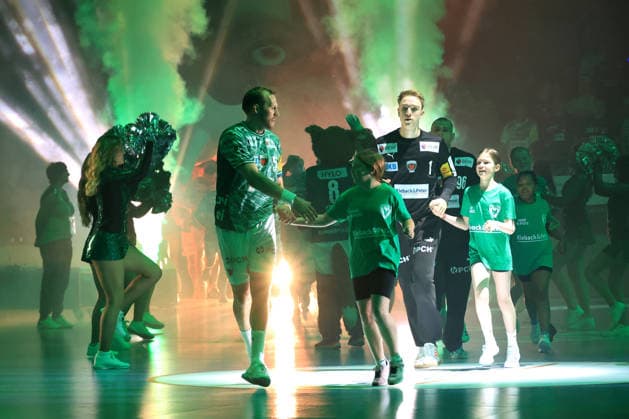 DEU, DHB, 1.HBL, Fuechse Berlin vs. Flensburger-Handewitt, 07.06.2026, Max-Schmeling-Halle, Berlin, DEU, DHB, 1.HBL, Fuechse Berlin vs. Flensburger-Handewitt, im Bild Fuechse-Spielerkreis, Max Darj (Fuechse Berlin 5), Lasse Ludwig (Fuechse Berlin 1)