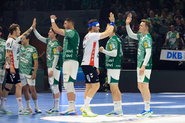 DEU, DHB, 1.HBL, Fuechse Berlin vs. Flensburger-Handewitt, 07.06.2026, Max-Schmeling-Halle, Berlin, DEU, DHB, 1.HBL, Fuechse Berlin vs. Flensburger-Handewitt, im Bild Fuechse-Spielerkreis, Johannes Golla (Flensburg Handewitt 4), Lasse Andersson (Fuechse Berlin 11)