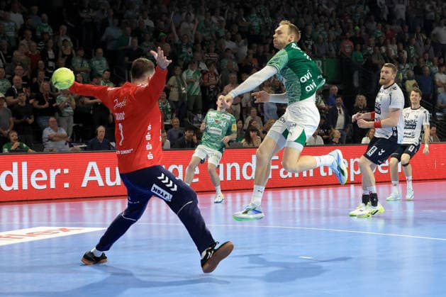 DEU, DHB, 1.HBL, Fuechse Berlin vs. Flensburger-Handewitt, 07.06.2026, Max-Schmeling-Halle, Berlin, DEU, DHB, 1.HBL, Fuechse Berlin vs. Flensburger-Handewitt, im Bild Mathias Gidsel (Fuechse Berlin 19), Benjamin Buric (Flensburg Handewitt 1)