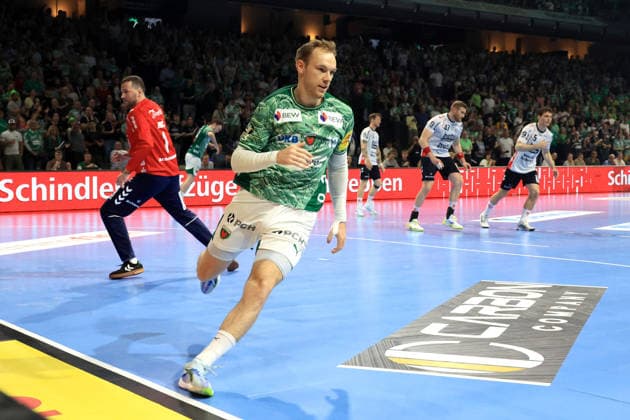 DEU, DHB, 1.HBL, Fuechse Berlin vs. Flensburger-Handewitt, 07.06.2026, Max-Schmeling-Halle, Berlin, DEU, DHB, 1.HBL, Fuechse Berlin vs. Flensburger-Handewitt, im Bild Mathias Gidsel (Fuechse Berlin 19), Benjamin Buric (Flensburg Handewitt 1)