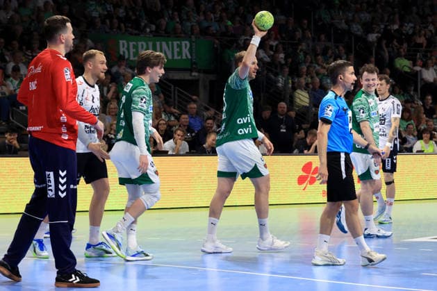 DEU, DHB, 1.HBL, Fuechse Berlin vs. Flensburger-Handewitt, 07.06.2026, Max-Schmeling-Halle, Berlin, DEU, DHB, 1.HBL, Fuechse Berlin vs. Flensburger-Handewitt, im Bild Fuechse-Spielerkreis, Nils Lichtlein (Fuechse Berlin 17), Max Darj (Fuechse Berlin 5), Hakun West av Teigum (Fuechse Berlin 34)