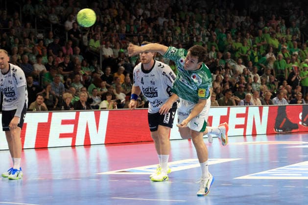 DEU, DHB, 1.HBL, Fuechse Berlin vs. Flensburger-Handewitt, 07.06.2026, Max-Schmeling-Halle, Berlin, DEU, DHB, 1.HBL, Fuechse Berlin vs. Flensburger-Handewitt, im Bild Freiwurf von Tim Freihoefer (Fuechse Berlin 20), Johannes Golla (Flensburg Handewitt 4)