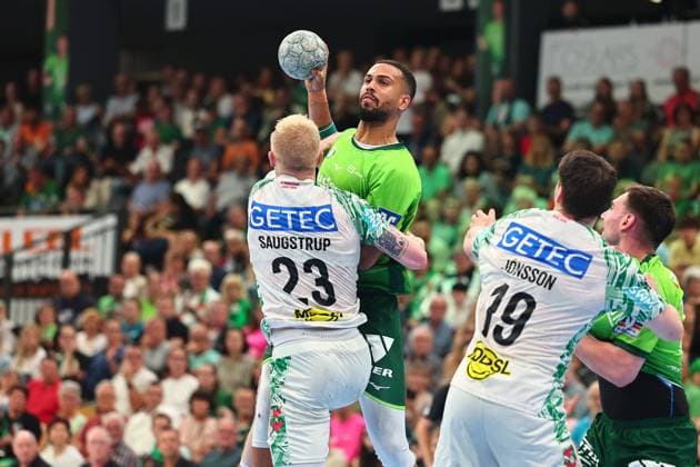 Philipp Ahouansou (HSG Wetzlar, 19) im Zweikampf mit Magnus Saugstrup (SC Magdeburg, 23) GER, HSG Wetzlar vs SC Magdeburg, Handball, 1. Bundesliga, 34. Spieltag, Spielzeit 2025 2026, 07.06.2026 GER, HSG Wetzlar vs SC Magdeburg, Handball, 1. Bundesliga, 34. Spieltag, Spielzeit 2025 2026, 07.06.2026 Wetzlar