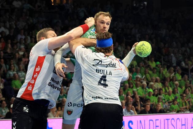 DEU, DHB, 1.HBL, Fuechse Berlin vs. Flensburger-Handewitt, 07.06.2026, Max-Schmeling-Halle, Berlin, DEU, DHB, 1.HBL, Fuechse Berlin vs. Flensburger-Handewitt, im Bild Mathias Gidsel (Fuechse Berlin 19), Johannes Golla (Flensburg Handewitt 4), BLAZ BLAGOTINSEK (Flensburg Handewitt 43)