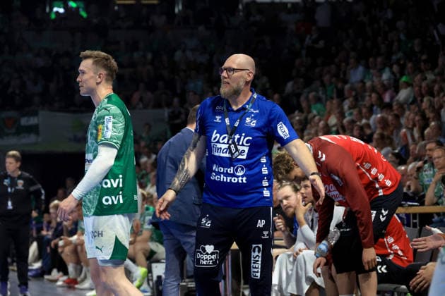 DEU, DHB, 1.HBL, Fuechse Berlin vs. Flensburger-Handewitt, 07.06.2026, Max-Schmeling-Halle, Berlin, DEU, DHB, 1.HBL, Fuechse Berlin vs. Flensburger-Handewitt, im Bild Lasse Andersson (Fuechse Berlin 11), Trainer Ales Pajovic (Flensburg Handewitt)