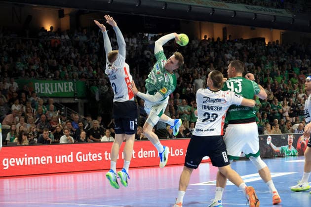 DEU, DHB, 1.HBL, Fuechse Berlin vs. Flensburger-Handewitt, 07.06.2026, Max-Schmeling-Halle, Berlin, DEU, DHB, 1.HBL, Fuechse Berlin vs. Flensburger-Handewitt, im Bild Lasse Andersson (Fuechse Berlin 11), SIMON PYTLICK (Flensburg Handewitt 2)