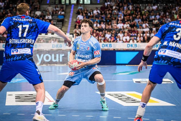 Lucca Bialowas (HC Erlangen, 95) vor Samuel Roethlisberger (TVB Stuttgart, 17) GER, TVB Stuttgart - HC Erlangen, DAIKIN HBL, Handball, Bundesliga, 34. Spieltag, Spielzeit 2025 2026, 07.06.2026 GER, TVB Stuttgart - HC Erlangen, DAIKIN HBL, Handball, Bundesliga, 34. Spieltag, Spielzeit 2025 2026, 07.06.2026 Stuttgart