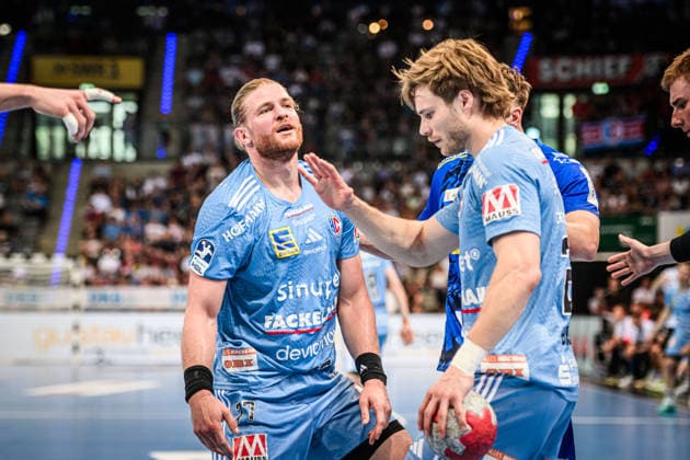 Maciej Gebala (HC Erlangen, 77) und Christopher Bissel (HC Erlangen, 21) - kritische Blicke GER, TVB Stuttgart - HC Erlangen, DAIKIN HBL, Handball, Bundesliga, 34. Spieltag, Spielzeit 2025 2026, 07.06.2026 GER, TVB Stuttgart - HC Erlangen, DAIKIN HBL, Handball, Bundesliga, 34. Spieltag, Spielzeit 2025 2026, 07.06.2026 Stuttgart