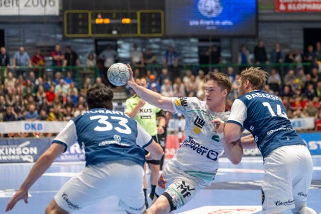 Zweikampf zwischen Oskar Neudeck (FRISCH AUF! Goeppingen, 02) und Gerdas Barbarskas (Bergischer HC 06, 14). Bergischer HC vs. Frisch Auf! Goeppingen, Handball, DAIKIN HBL, 34. Spieltag, Saison 2025 2026, 07.06.2026 Bergischer HC vs. Frisch Auf! Goeppingen, Handball, DAIKIN HBL, 34. Spieltag, Saison 2025 2026, 07.06.2026 Wuppertal