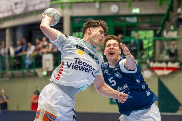 Zweikampf zwischen Elias Newel (FRISCH AUF! Goeppingen, 40) und Lars Mitchell Kooij (Bergischer HC 06, 15). Bergischer HC vs. Frisch Auf! Goeppingen, Handball, DAIKIN HBL, 34. Spieltag, Saison 2025 2026, 07.06.2026 Bergischer HC vs. Frisch Auf! Goeppingen, Handball, DAIKIN HBL, 34. Spieltag, Saison 2025 2026, 07.06.2026 Wuppertal