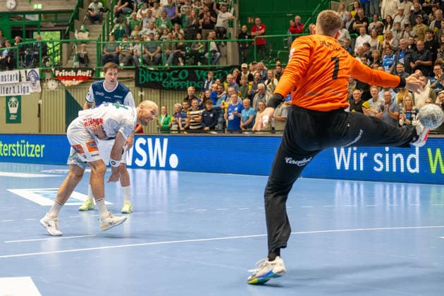 Marcel Schiller (FRISCH AUF! Goeppingen, 24) scheitert an Christopher Rudeck (Bergischer HC 06, 01). Bergischer HC vs. Frisch Auf! Goeppingen, Handball, DAIKIN HBL, 34. Spieltag, Saison 2025 2026, 07.06.2026 Bergischer HC vs. Frisch Auf! Goeppingen, Handball, DAIKIN HBL, 34. Spieltag, Saison 2025 2026, 07.06.2026 Wuppertal