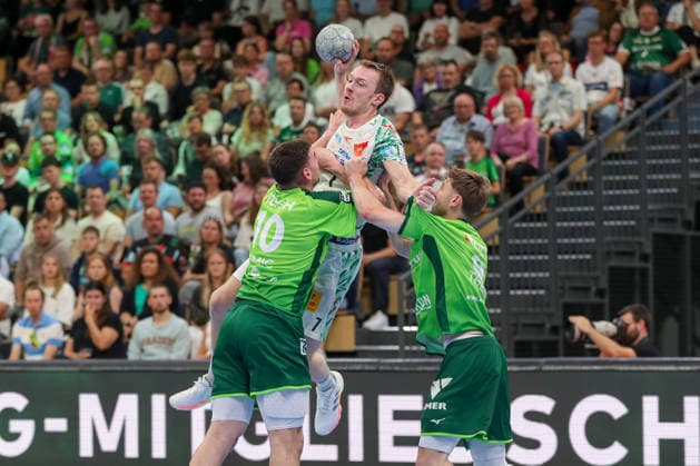 07.06.2026, xgox, Handball - Daikin HBL HSG Wetzlar - SC Magdeburg emspor, v.l. Josip Simic (Wetzlar, 10), Felix Claar (Magdeburg, 7) ,Niklas Theiss (Wetzlar, 9) Zweikampf, Duell, Kampf, tackle Wetzlar