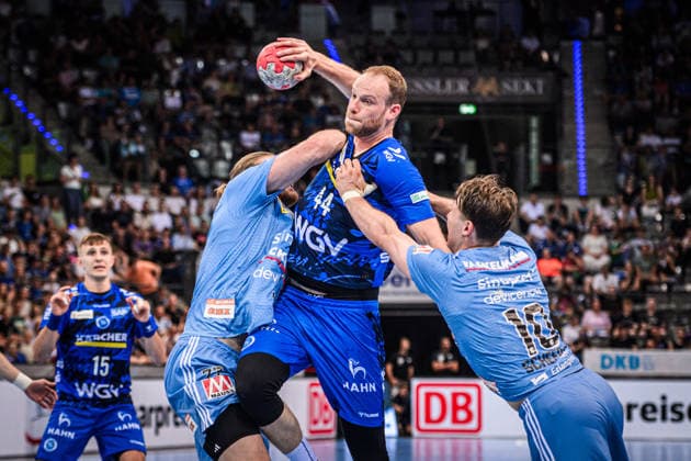 Lenny Rubin (TVB Stuttgart, 44) zwischen Maciej Gebala (HC Erlangen, 77) und Florian Scheerer (HC Erlangen, 10) GER, TVB Stuttgart - HC Erlangen, DAIKIN HBL, Handball, Bundesliga, 34. Spieltag, Spielzeit 2025 2026, 07.06.2026 GER, TVB Stuttgart - HC Erlangen, DAIKIN HBL, Handball, Bundesliga, 34. Spieltag, Spielzeit 2025 2026, 07.06.2026 Stuttgart