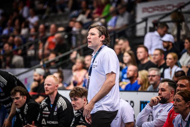 Johannes Sellin (Trainer HC Erlangen) - kritischer Blick auf das Spielfeld GER, TVB Stuttgart - HC Erlangen, DAIKIN HBL, Handball, Bundesliga, 34. Spieltag, Spielzeit 2025 2026, 07.06.2026 GER, TVB Stuttgart - HC Erlangen, DAIKIN HBL, Handball, Bundesliga, 34. Spieltag, Spielzeit 2025 2026, 07.06.2026 Stuttgart