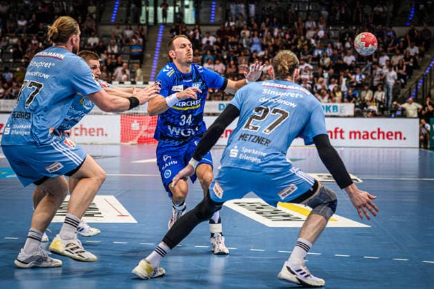 Kai Haefner (TVB Stuttgart, 34) zwischen den Erlangern Maciej Gebala (HC Erlangen, 77) und Antonio Metzner (HC Erlangen, 27) GER, TVB Stuttgart - HC Erlangen, DAIKIN HBL, Handball, Bundesliga, 34. Spieltag, Spielzeit 2025 2026, 07.06.2026 GER, TVB Stuttgart - HC Erlangen, DAIKIN HBL, Handball, Bundesliga, 34. Spieltag, Spielzeit 2025 2026, 07.06.2026 Stuttgart