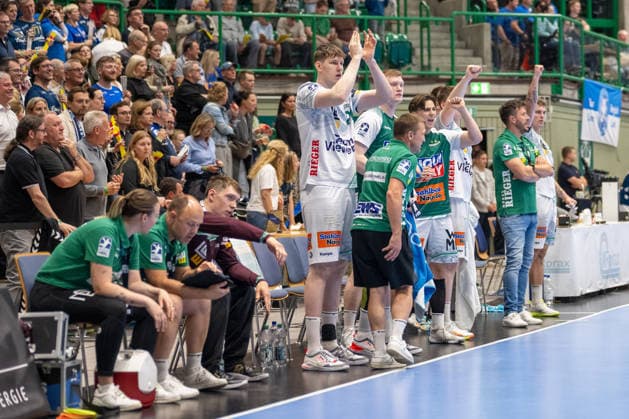 Die Goeppinger Bank feiert Kristian Saeveras (FRISCH AUF! Goeppingen, 12) nach einer gelungenen Abwehr. Bergischer HC vs. Frisch Auf! Goeppingen, Handball, DAIKIN HBL, 34. Spieltag, Saison 2025 2026, 07.06.2026 Bergischer HC vs. Frisch Auf! Goeppingen, Handball, DAIKIN HBL, 34. Spieltag, Saison 2025 2026, 07.06.2026 Wuppertal