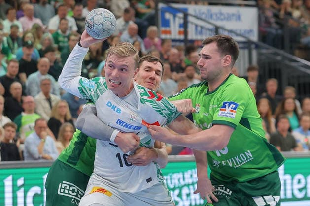 07.06.2026, xtgx, Handball, Daikin HBL, HSG Wetzlar - SC Magdeburg v.l. Jona Schoch (Wetzlar, 22), Gisli Thorgeir Kristjansson (Magdeburg, 10), Josip Simic (Wetzlar, 10) Zweikampf, Duell, Kampf, tackle Wetzlar