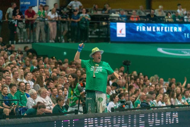 Die Fans des SC DHfK Leipzig geben noch einmal alles für eine gute Stimmung vor dem Abstieg in die 2. HBL SC DHfK Leipzig vs. TSV GWD Minden, Handball, 1. Handball-Bundesliga, 34. Spieltag, Saison 2025 2026, 07.06.2026 SC DHfK Leipzig vs. TSV GWD Minden, Handball, 1. Handball-Bundesliga, 34. Spieltag, Saison 2025 2026, 07.06.2026 Leipzig