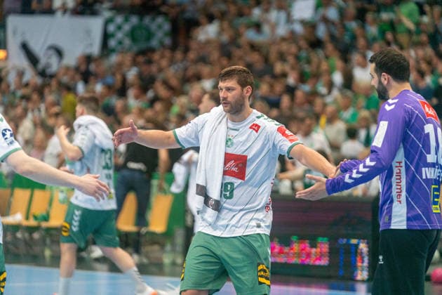 Malte Donker (TSV GWD Minden, 39) klatscht zum Pausenpfiff mit seinen Teamkameraden ab SC DHfK Leipzig vs. TSV GWD Minden, Handball, 1. Handball-Bundesliga, 34. Spieltag, Saison 2025 2026, 07.06.2026 SC DHfK Leipzig vs. TSV GWD Minden, Handball, 1. Handball-Bundesliga, 34. Spieltag, Saison 2025 2026, 07.06.2026 Leipzig