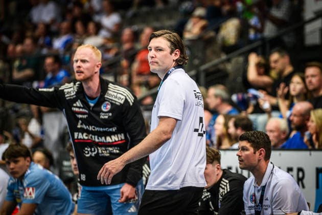 Johannes Sellin (Trainer HC Erlangen) - kritischer Blick auf das Spielfeld GER, TVB Stuttgart - HC Erlangen, DAIKIN HBL, Handball, Bundesliga, 34. Spieltag, Spielzeit 2025 2026, 07.06.2026 GER, TVB Stuttgart - HC Erlangen, DAIKIN HBL, Handball, Bundesliga, 34. Spieltag, Spielzeit 2025 2026, 07.06.2026 Stuttgart