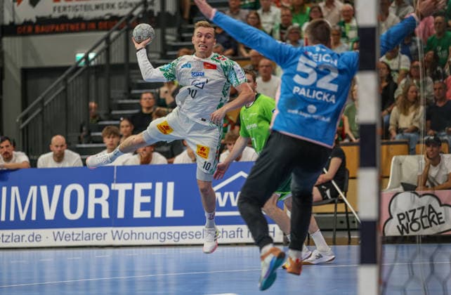GER, Wetzlar, HSG Wetzlar vs SC Magdeburg, Daikin Handball-Bundesliga, Handball, HBL, Spielzeit 2025 2026, Buderus Arena Wetzlar, 34. Spieltag im Bild v.l.: Gisli Kristjansson (SC Magdeburg 10), Andreas Palicka (HSG Wetzlar 52), Torwurf DFB DFL REGULATIONS PROHIBIT ANY USE OF PHOTOGRAPHS AS IMAGE SEQUENCES AND OR QUASI-VIDEO, 07.06.2026