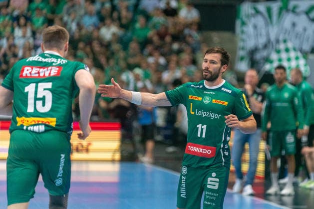 Lukas Binder (SC DHfK Leipzig, 11) klatscht mit Adam Loenn (SC DHfK Leipzig, 15) ein SC DHfK Leipzig vs. TSV GWD Minden, Handball, 1. Handball-Bundesliga, 34. Spieltag, Saison 2025 2026, 07.06.2026 SC DHfK Leipzig vs. TSV GWD Minden, Handball, 1. Handball-Bundesliga, 34. Spieltag, Saison 2025 2026, 07.06.2026 Leipzig