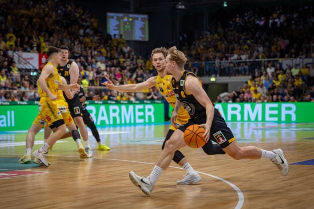 Bjarne Kraushaar (Phoenix Hagen, 04) Lucas Mayer (Bozic Estriche Knights Kirchheim, 08) GER, Phoenix Hagen vs. Bozic Estriche Knights Kirchheim, BARMER 2. Basketball Bundesliga, Playoffs Finale Spiel 2, Saison 2025 2026, 07.06.2026 GER, Phoenix Hagen vs. Bozic Estriche Knights Kirchheim, BARMER 2. Basketball Bundesliga, Playoffs Finale Spiel 2, Saison 2025 2026, 07.06.2026 Hagen