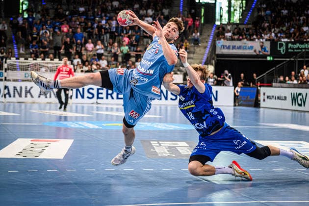 Tobias Buck (HC Erlangen, 39) vs. Linus Schmid (TVB Stuttgart, 18) GER, TVB Stuttgart - HC Erlangen, DAIKIN HBL, Handball, Bundesliga, 34. Spieltag, Spielzeit 2025 2026, 07.06.2026 GER, TVB Stuttgart - HC Erlangen, DAIKIN HBL, Handball, Bundesliga, 34. Spieltag, Spielzeit 2025 2026, 07.06.2026 Stuttgart