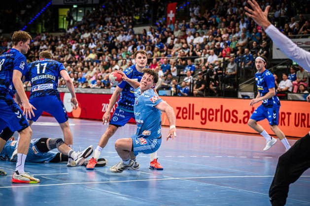 Florian Scheerer (HC Erlangen, 10) - dahinter Max Haefner (TVB Stuttgart, 03) GER, TVB Stuttgart - HC Erlangen, DAIKIN HBL, Handball, Bundesliga, 34. Spieltag, Spielzeit 2025 2026, 07.06.2026 GER, TVB Stuttgart - HC Erlangen, DAIKIN HBL, Handball, Bundesliga, 34. Spieltag, Spielzeit 2025 2026, 07.06.2026 Stuttgart