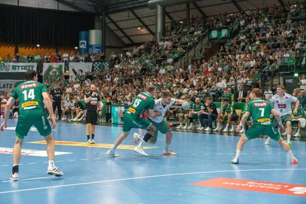 Ian Weber (TSV GWD Minden, 13) versucht sich gegen die Leipziger Defensive durchzusetzen SC DHfK Leipzig vs. TSV GWD Minden, Handball, 1. Handball-Bundesliga, 34. Spieltag, Saison 2025 2026, 07.06.2026 SC DHfK Leipzig vs. TSV GWD Minden, Handball, 1. Handball-Bundesliga, 34. Spieltag, Saison 2025 2026, 07.06.2026 Leipzig