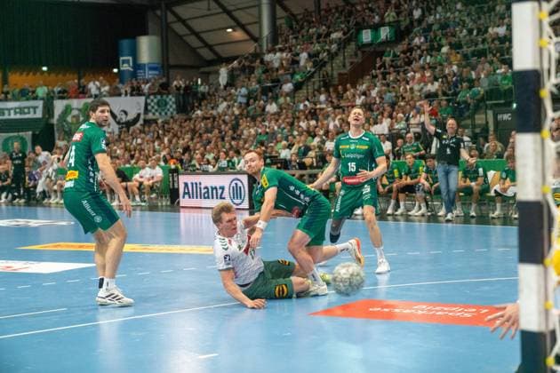 Niclas Benedict Heitkamp (TSV GWD Minden, 23) faellt beim Torabschluss SC DHfK Leipzig vs. TSV GWD Minden, Handball, 1. Handball-Bundesliga, 34. Spieltag, Saison 2025 2026, 07.06.2026 SC DHfK Leipzig vs. TSV GWD Minden, Handball, 1. Handball-Bundesliga, 34. Spieltag, Saison 2025 2026, 07.06.2026 Leipzig