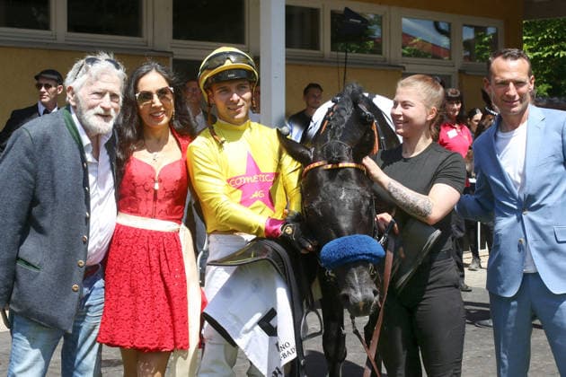 07.06.2026, Iffezheim, Baden-Wuerttemberg, GER - Wikinger mit Thore Hammer-Hansen, Trainer Henk Grewe (rechts) sowie den Besitzern Rudolf Helber und Ehefrau Cecilia Botcheva-Helber nach dem Sieg. Galopprennbahn Baden-Baden, Iffezheim. (Pferd, Jockey, Wikinger, Hammer-Hansen, Sieg, Besitzer, Trainer, Grewe, Helber, Cometica AG) 260607B983IFFEZHEIM.JPG