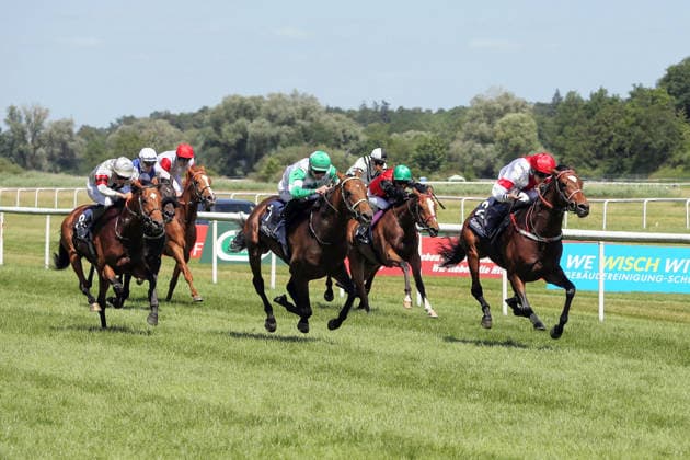 07.06.2026, Iffezheim, Baden-Wuerttemberg, GER - Alleno mit Sibylle Vogt gewinnt den Grossen Preis von Tattersalls. Galopprennbahn Baden-Baden, Iffezheim. (Pferd, Jockey, Alleno, Vogt, Sieg, Ziel, Zielankunft) 260607B985IFFEZHEIM.JPG