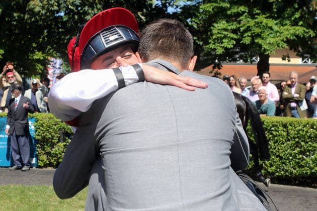 07.06.2026, Iffezheim, Baden-Wuerttemberg, GER - Jockey Sibylle Vogt und Trainer Marcel Weiss umarmen sich nach dem Sieg Grossen Preis von Tattersalls. Galopprennbahn Baden-Baden, Iffezheim. (Jockey, Trainer, Weiss, umarmen, Umarmung, Emotion, Siegesfreude, Vogt, Sieg) 260607B995IFFEZHEIM.JPG