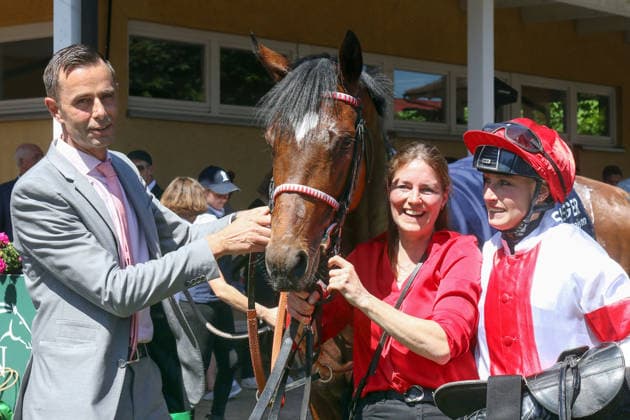 07.06.2026, Iffezheim, Baden-Wuerttemberg, GER - Alleno mit Sibylle Vogt, Trainer Marcel Weiss und Julia Roemich nach dem Sieg im Grossen Preis von Tattersalls. Galopprennbahn Baden-Baden, Iffezheim. (Pferd, Jockey, Alleno, Vogt, Sieg, Trainer, Weiss, Roemich) 260607B996IFFEZHEIM.JPG