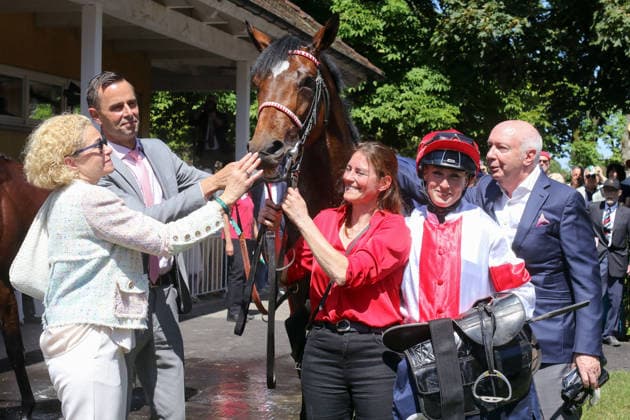 07.06.2026, Iffezheim, Baden-Wuerttemberg, GER - Alleno mit Sibylle Vogt, Trainer Marcel Weiss (Zweiter von links) und Besitzer Manfred Ostermann nach dem Sieg im Grossen Preis von Tattersalls. Galopprennbahn Baden-Baden, Iffezheim. (Pferd, Jockey, Alleno, Vogt, Sieg, Trainer, Weiss, Roemich, Besitzer, Ostermann, Wewering) 260607B997IFFEZHEIM.JPG
