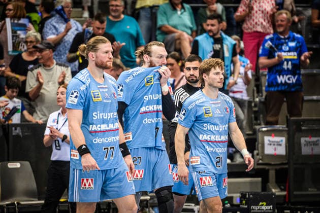 Maciej Gebala (HC Erlangen, 77), Antonio Metzner (HC Erlangen, 27), Christopher Bissel (HC Erlangen, 21), vlnr. - sichtlich enttaeuscht nach Auswaertsniederlage in Stuttgart GER, TVB Stuttgart - HC Erlangen, DAIKIN HBL, Handball, Bundesliga, 34. Spieltag, Spielzeit 2025 2026, 07.06.2026 GER, TVB Stuttgart - HC Erlangen, DAIKIN HBL, Handball, Bundesliga, 34. Spieltag, Spielzeit 2025 2026, 07.06.2026 Stuttgart