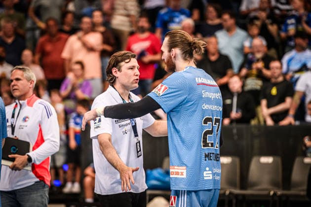 Johannes Sellin (Trainer HC Erlangen) mit Antonio Metzner (HC Erlangen, 27) GER, TVB Stuttgart - HC Erlangen, DAIKIN HBL, Handball, Bundesliga, 34. Spieltag, Spielzeit 2025 2026, 07.06.2026 GER, TVB Stuttgart - HC Erlangen, DAIKIN HBL, Handball, Bundesliga, 34. Spieltag, Spielzeit 2025 2026, 07.06.2026 Stuttgart