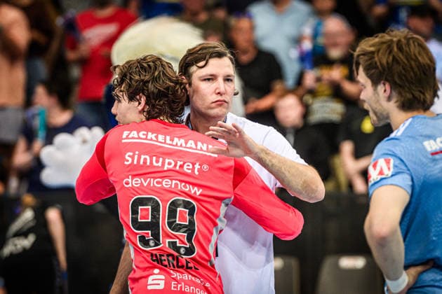 Johannes Sellin (Trainer HC Erlangen) mit Tim Herceg (HC Erlangen, 99) GER, TVB Stuttgart - HC Erlangen, DAIKIN HBL, Handball, Bundesliga, 34. Spieltag, Spielzeit 2025 2026, 07.06.2026 GER, TVB Stuttgart - HC Erlangen, DAIKIN HBL, Handball, Bundesliga, 34. Spieltag, Spielzeit 2025 2026, 07.06.2026 Stuttgart