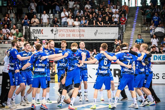 Freudentanz, Teamkreis - Team des TVB Stuttgart jubelt nach Heimsieg gegen den HC Erlangen GER, TVB Stuttgart - HC Erlangen, DAIKIN HBL, Handball, Bundesliga, 34. Spieltag, Spielzeit 2025 2026, 07.06.2026 GER, TVB Stuttgart - HC Erlangen, DAIKIN HBL, Handball, Bundesliga, 34. Spieltag, Spielzeit 2025 2026, 07.06.2026 Stuttgart