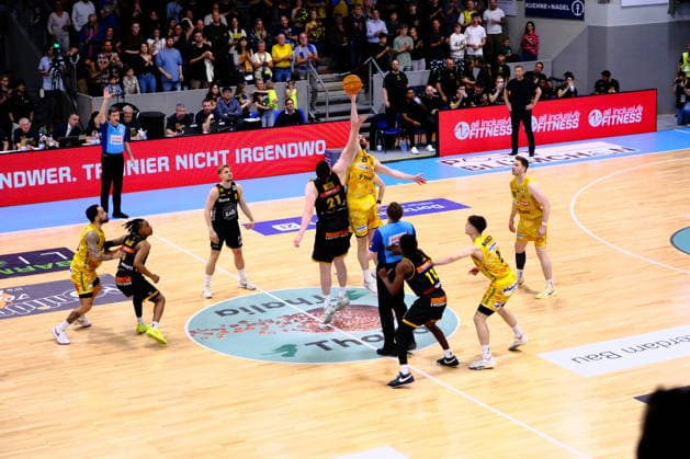 ProA Playoff Finale - Phoenix Hagen vs. Bozic Estriche Knights Kirchheim, Hagen, 07.06.2026, Ischelandhalle Hagen Tippoff zwischen Tim Uhlemann ( 21, Phoenix Hagen, PF) und Nicolas Bretzel ( 21, Kirchheim Knights, C); ProA Playoff Finale - Phoenix Hagen vs. Bozic Estriche Knights Kirchheim, Hagen, 07.06.2026, Ischelandhalle Hagen